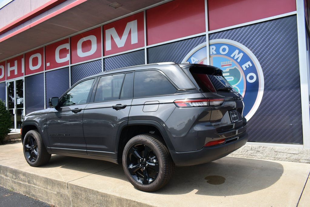 Used 2025 Jeep Grand Cherokee Limited w/ Black Appearance Package image 23