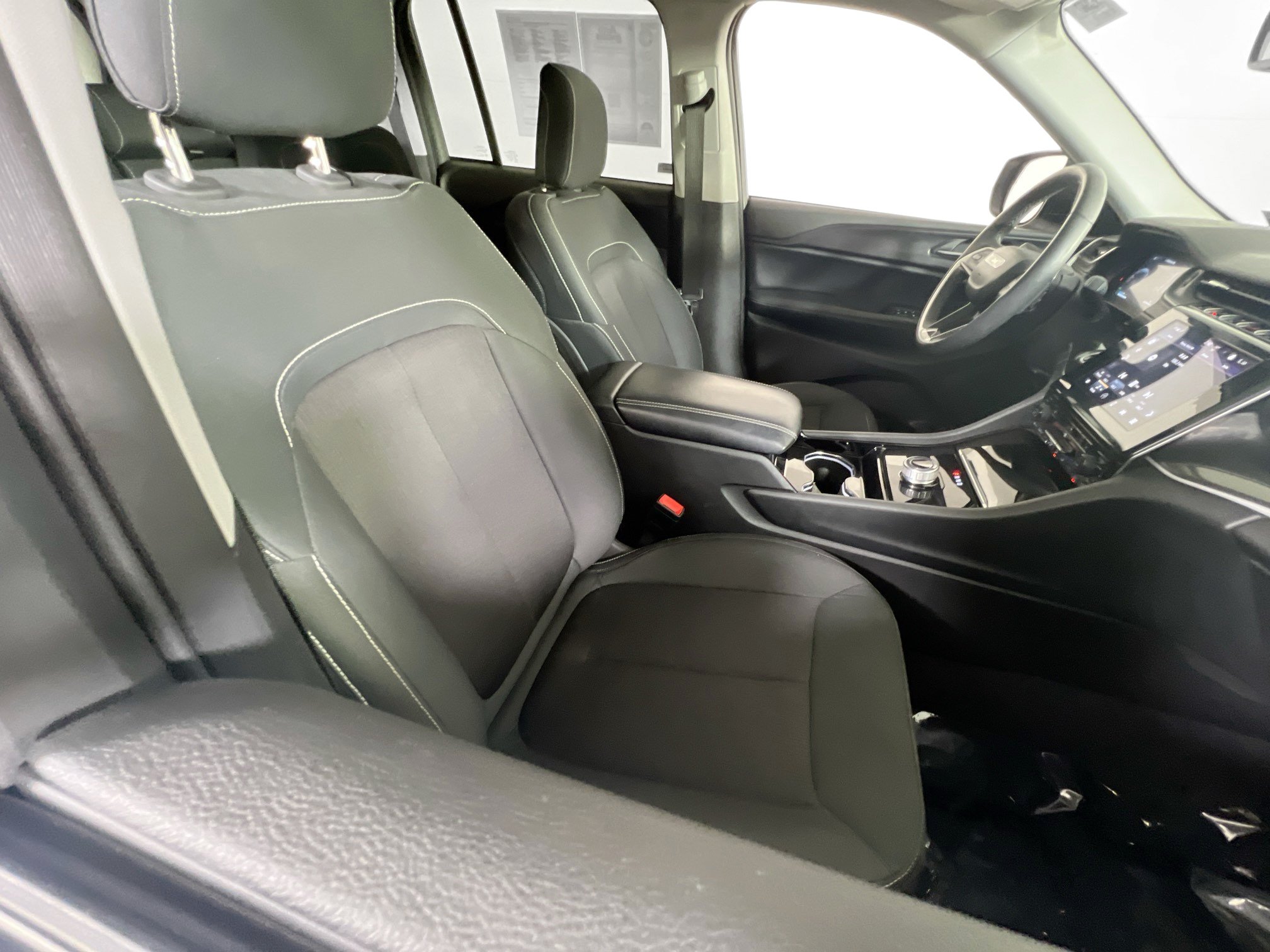 Used 2023 Jeep Grand Cherokee Laredo w/ Luxury Tech Group I AWD/4WD image 27