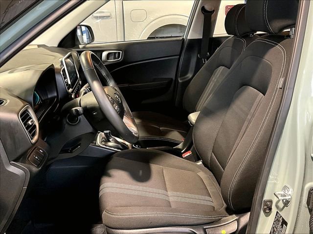 Used 2025 Hyundai Venue SEL image 21