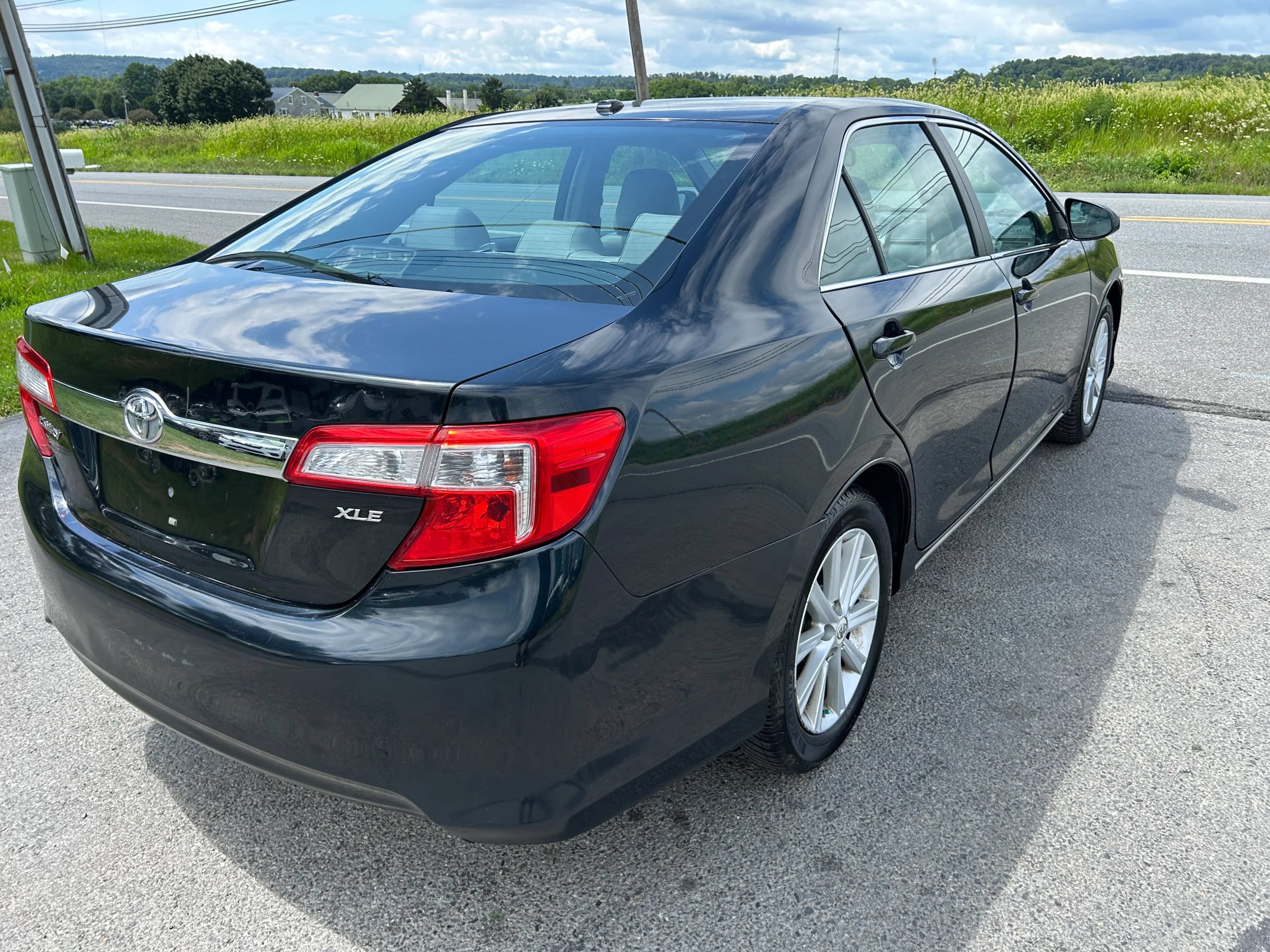 Used 2012 Toyota Camry XLE w/ Leather Pkg FWD image 7
