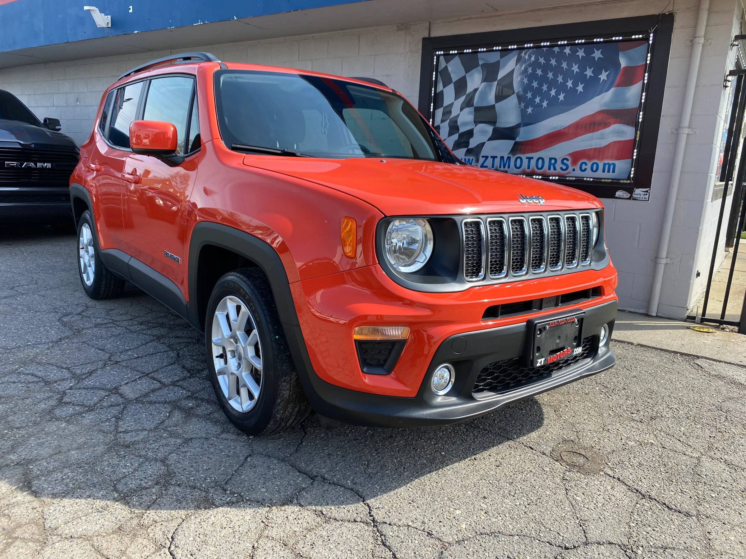 Used 2019 Jeep Renegade Latitude FWD image 1