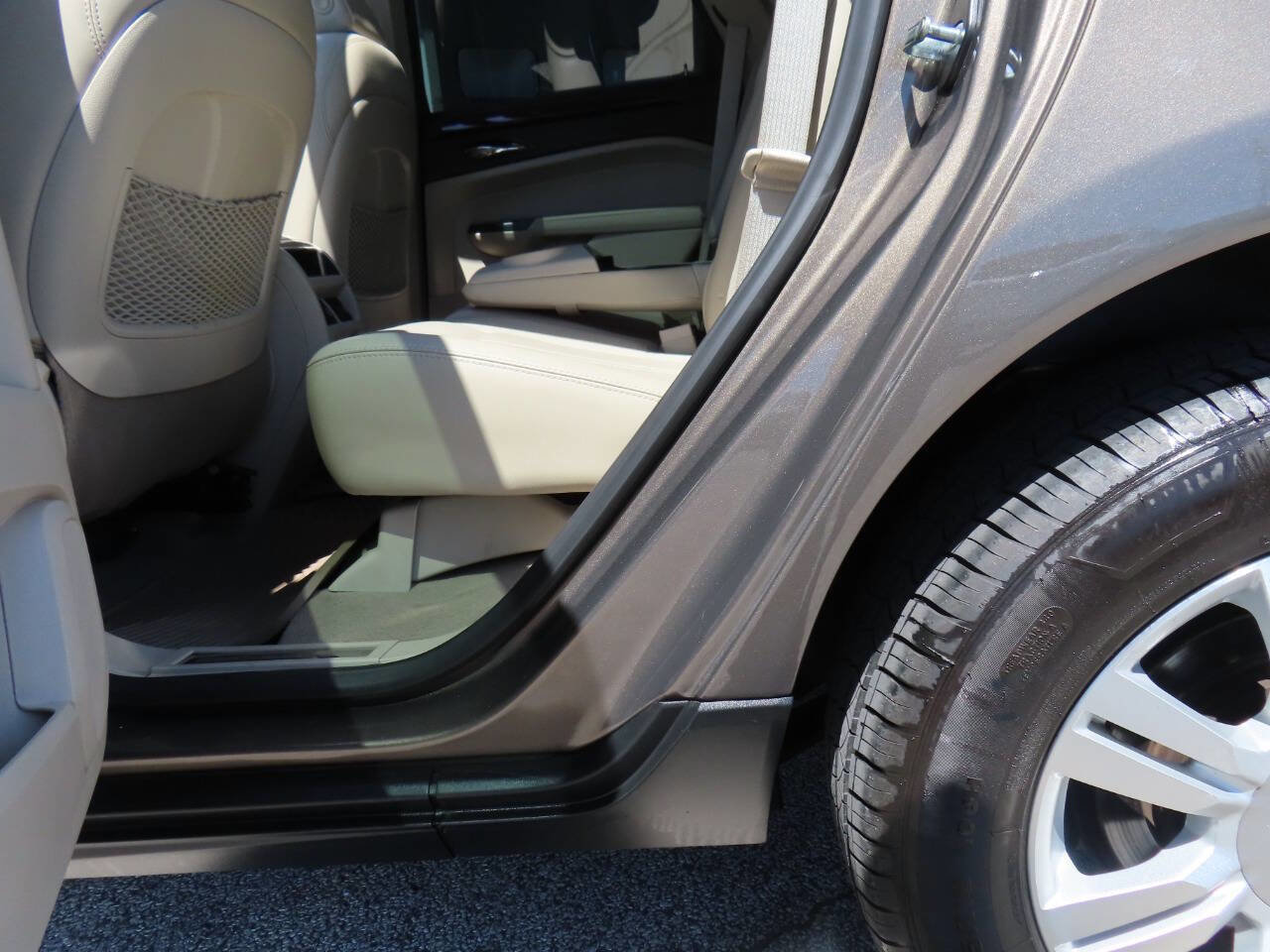 Used 2015 Cadillac SRX Luxury w/ Driver Awareness Package AWD/4WD image 13