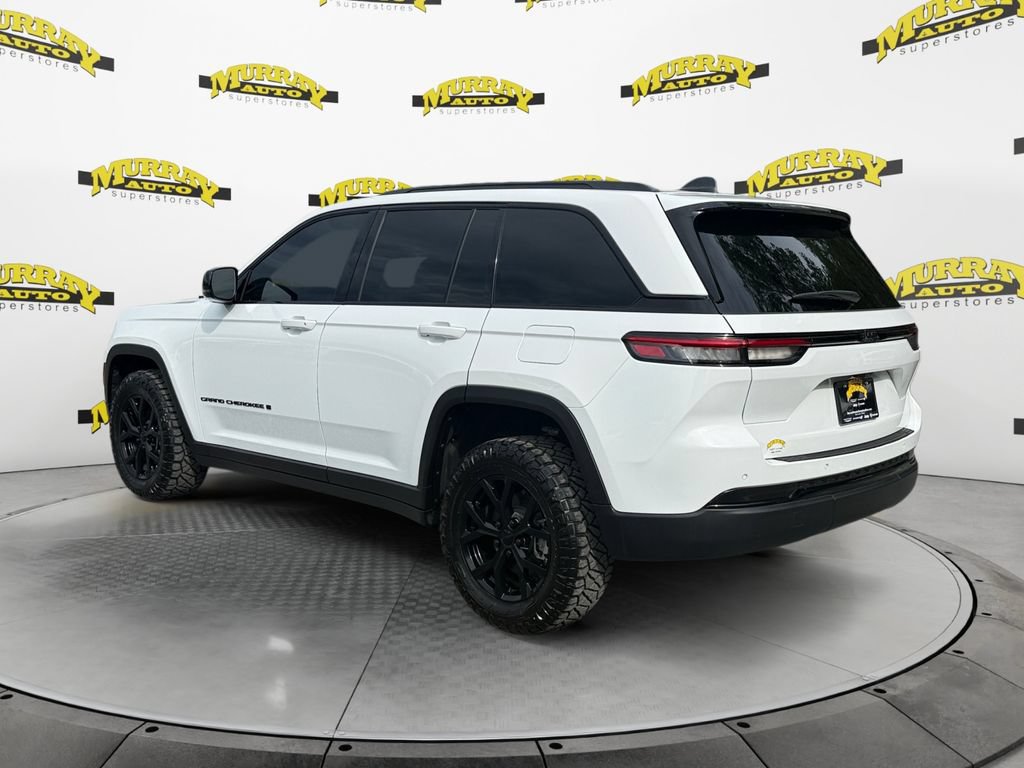 Used 2025 Jeep Grand Cherokee Altitude RWD image 3