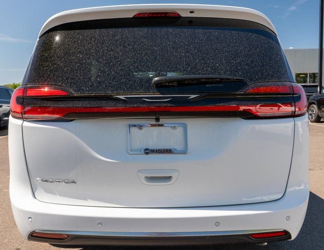 New 2027 Chrysler Pacifica Select FWD image 6