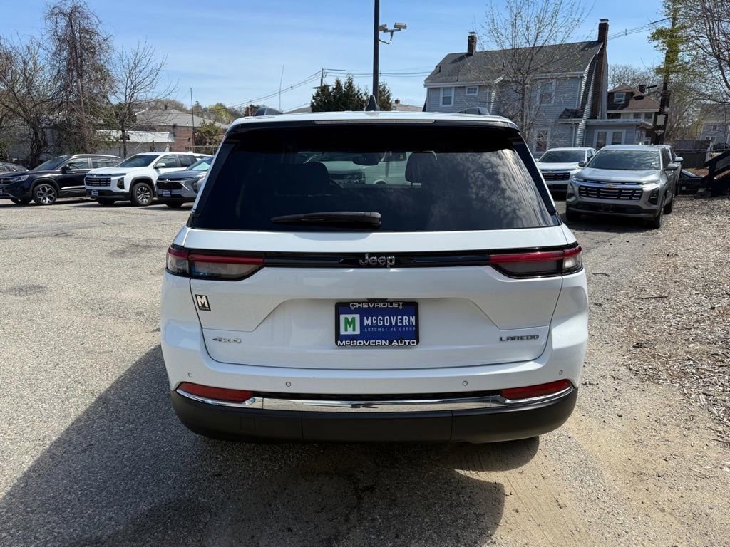 Used 2023 Jeep Grand Cherokee Laredo AWD/4WD image 5