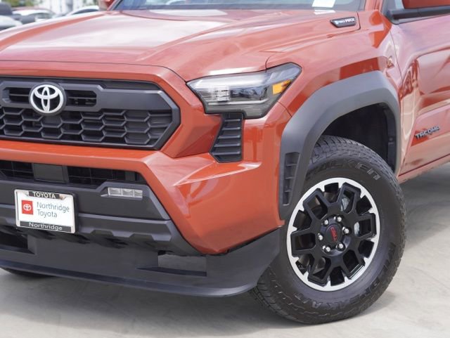 Certified 2025 Toyota Tacoma TRD Off-Road AWD/4WD image 5