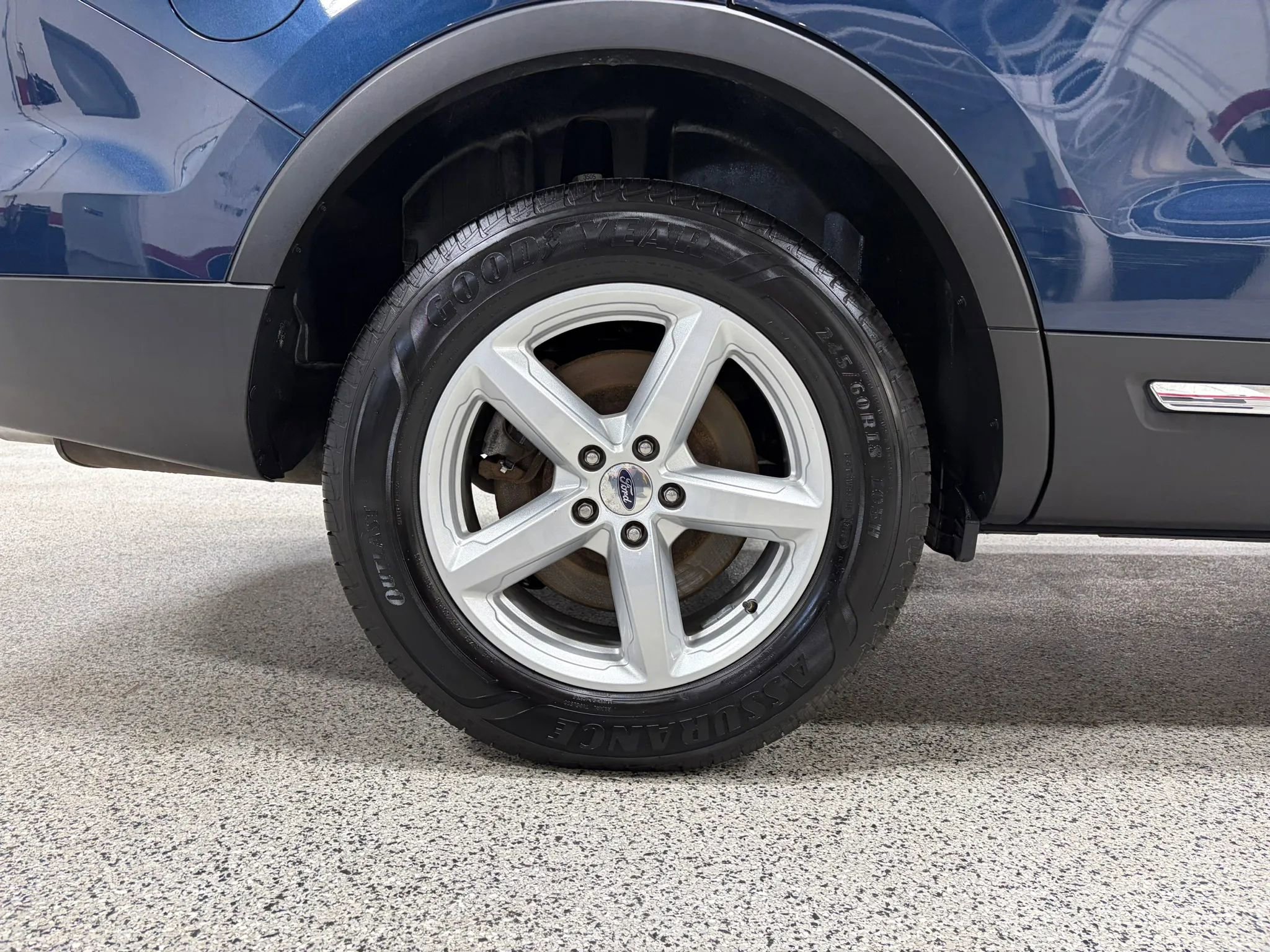 Used 2017 Ford Explorer XLT w/ Equipment Group 201A AWD/4WD image 16