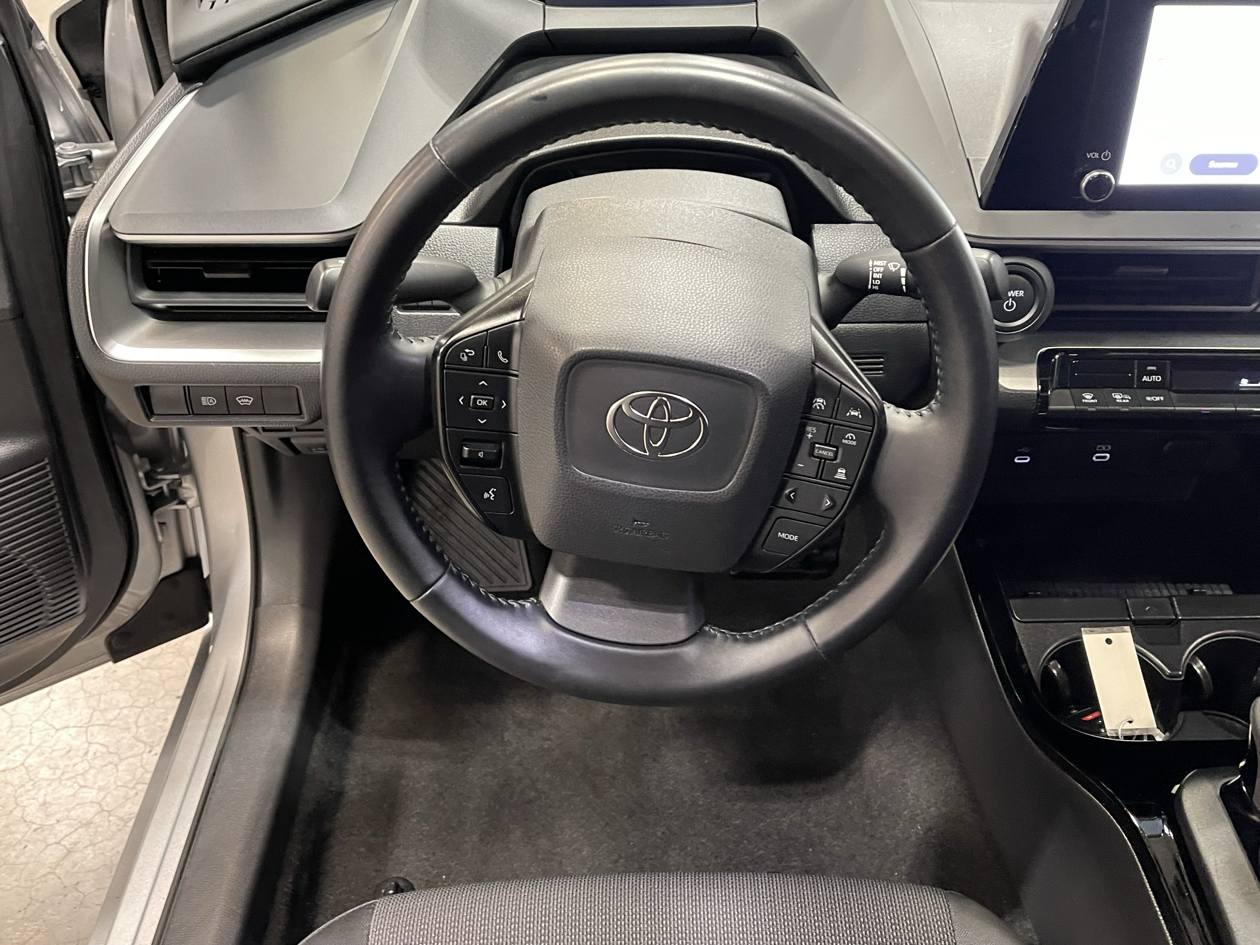 Used 2025 Toyota Prius LE FWD image 13