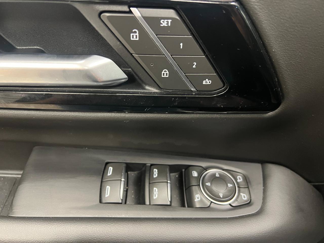 Used 2025 Chevrolet Tahoe High Country AWD/4WD image 32
