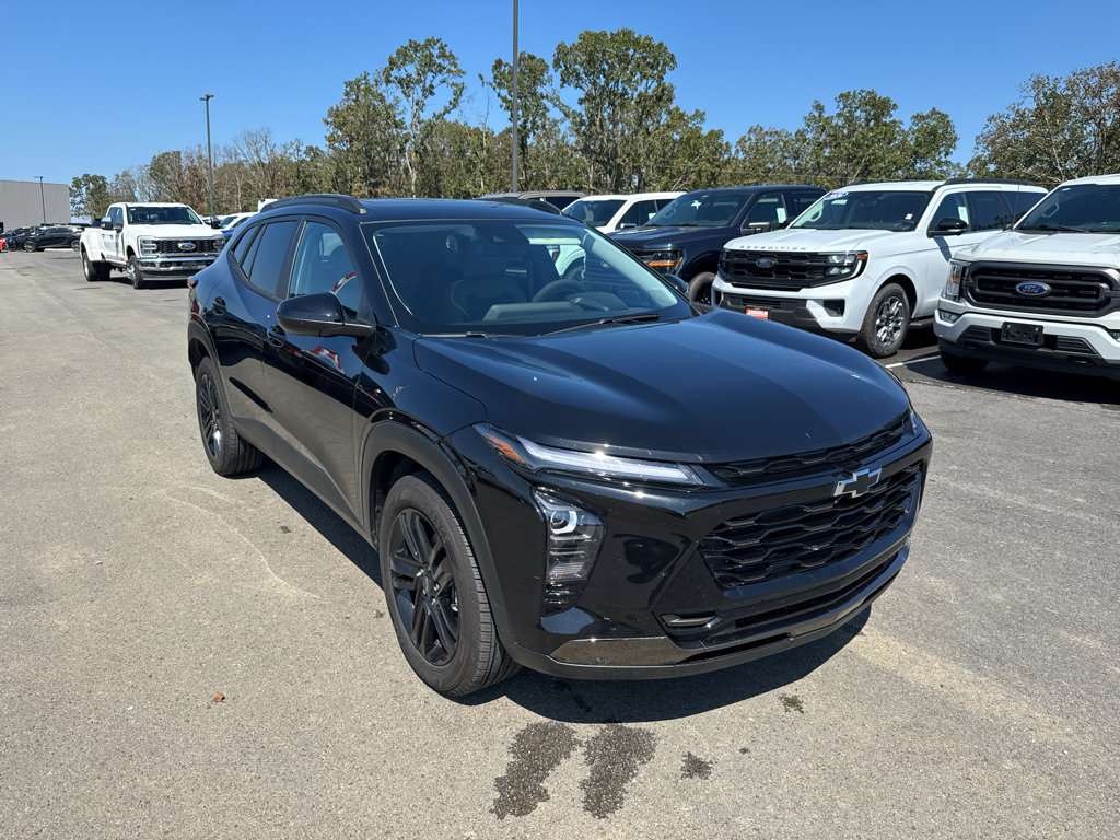 Used 2024 Chevrolet Trax ACTIV w/ Sunroof Package FWD image 3
