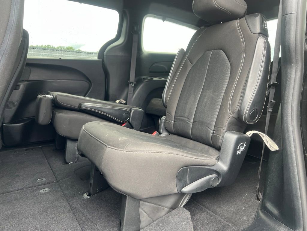 Used 2020 Chrysler Pacifica Touring w/ S Appearance Package FWD image 12