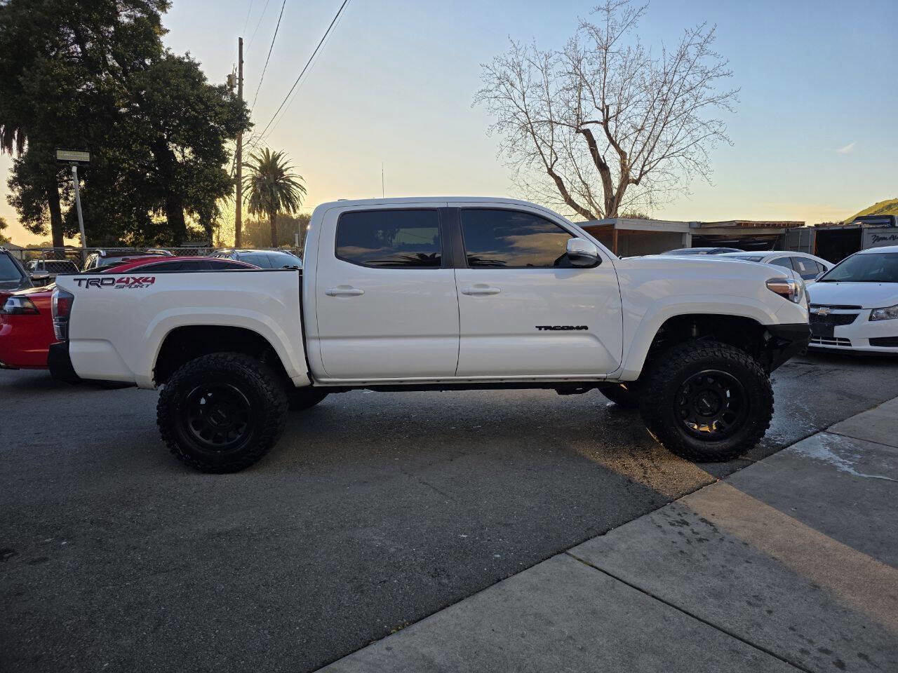 Used 2021 Toyota Tacoma TRD Sport w/ Technology Package image 4