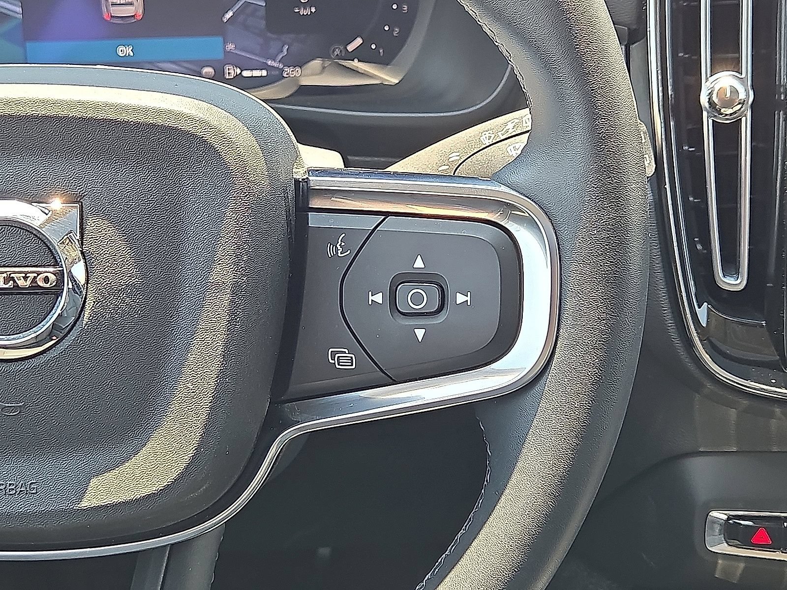 Certified 2026 Volvo XC40 B5 Plus AWD/4WD image 20