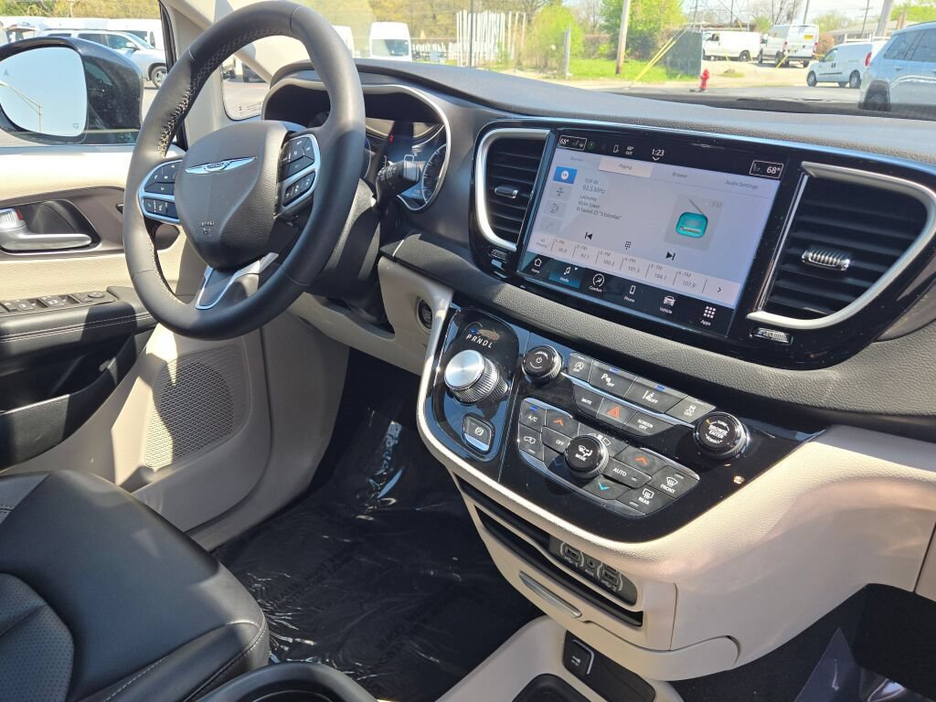 Certified 2024 Chrysler Pacifica Touring-L FWD image 9