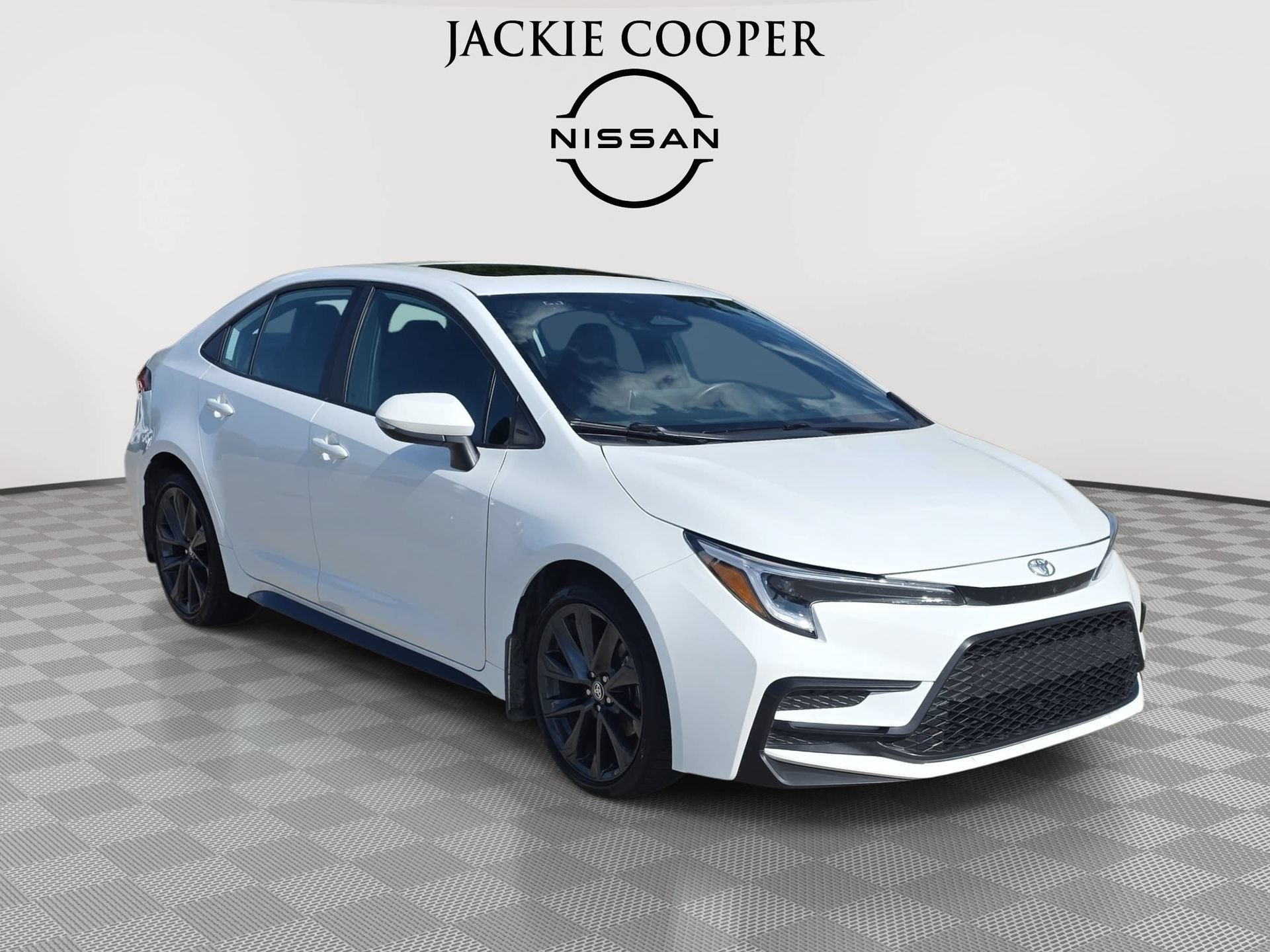 Used 2024 Toyota Corolla XSE FWD image 3