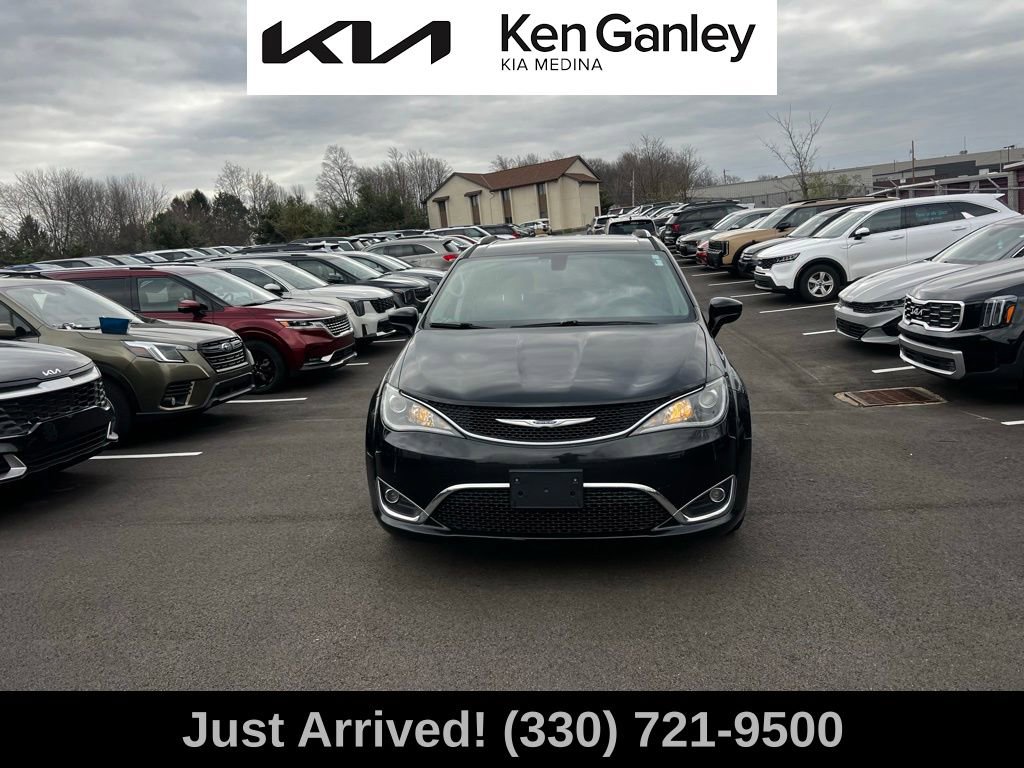 Used 2018 Chrysler Pacifica Touring-L image 2