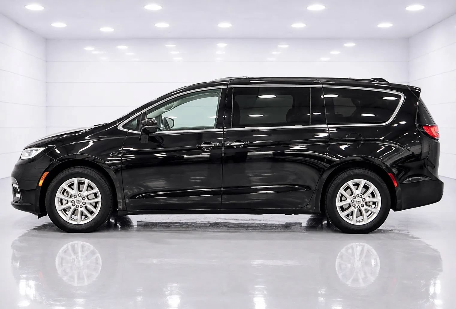 Used 2023 Chrysler Pacifica Touring-L FWD image 2