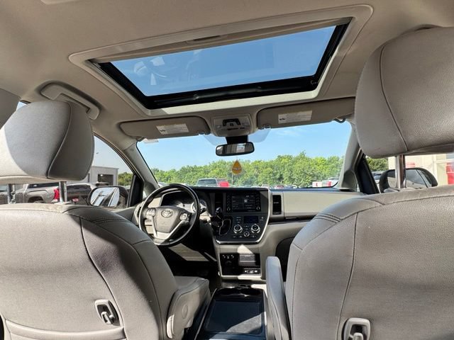 Used 2018 Toyota Sienna XLE Premium FWD image 23