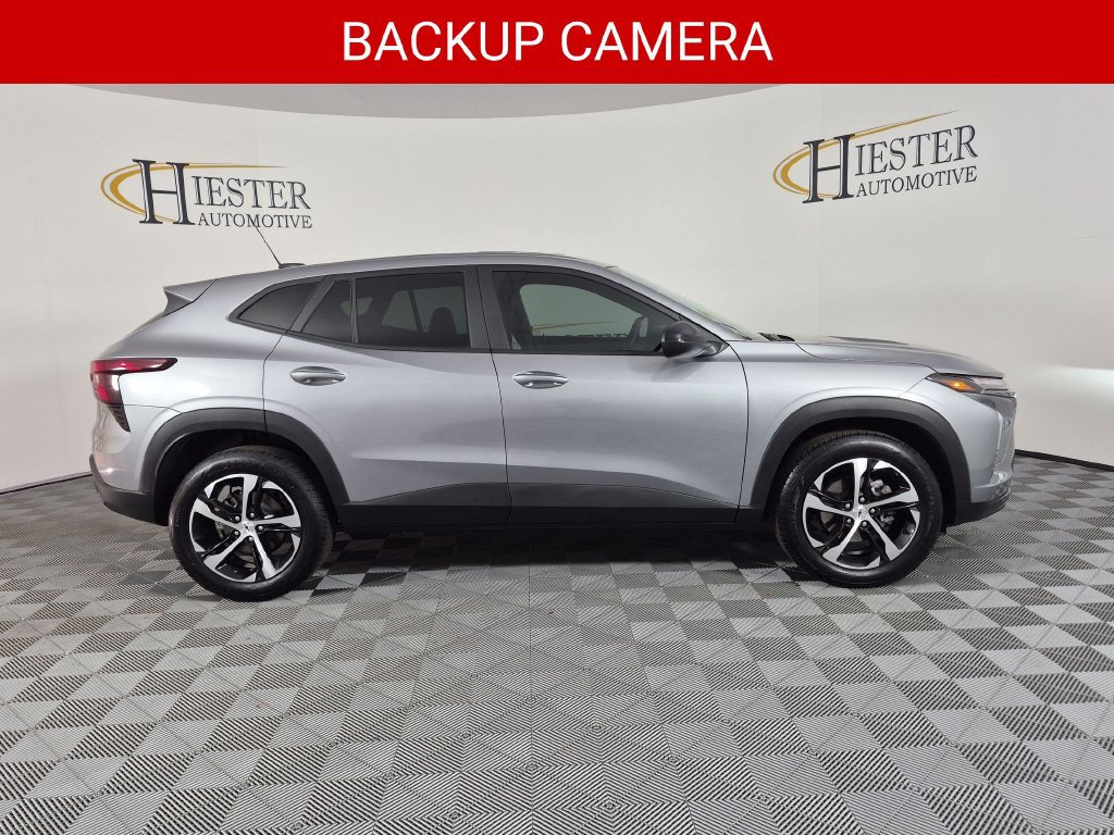 Used 2026 Chevrolet Trax RS w/ Sunroof Package FWD image 3