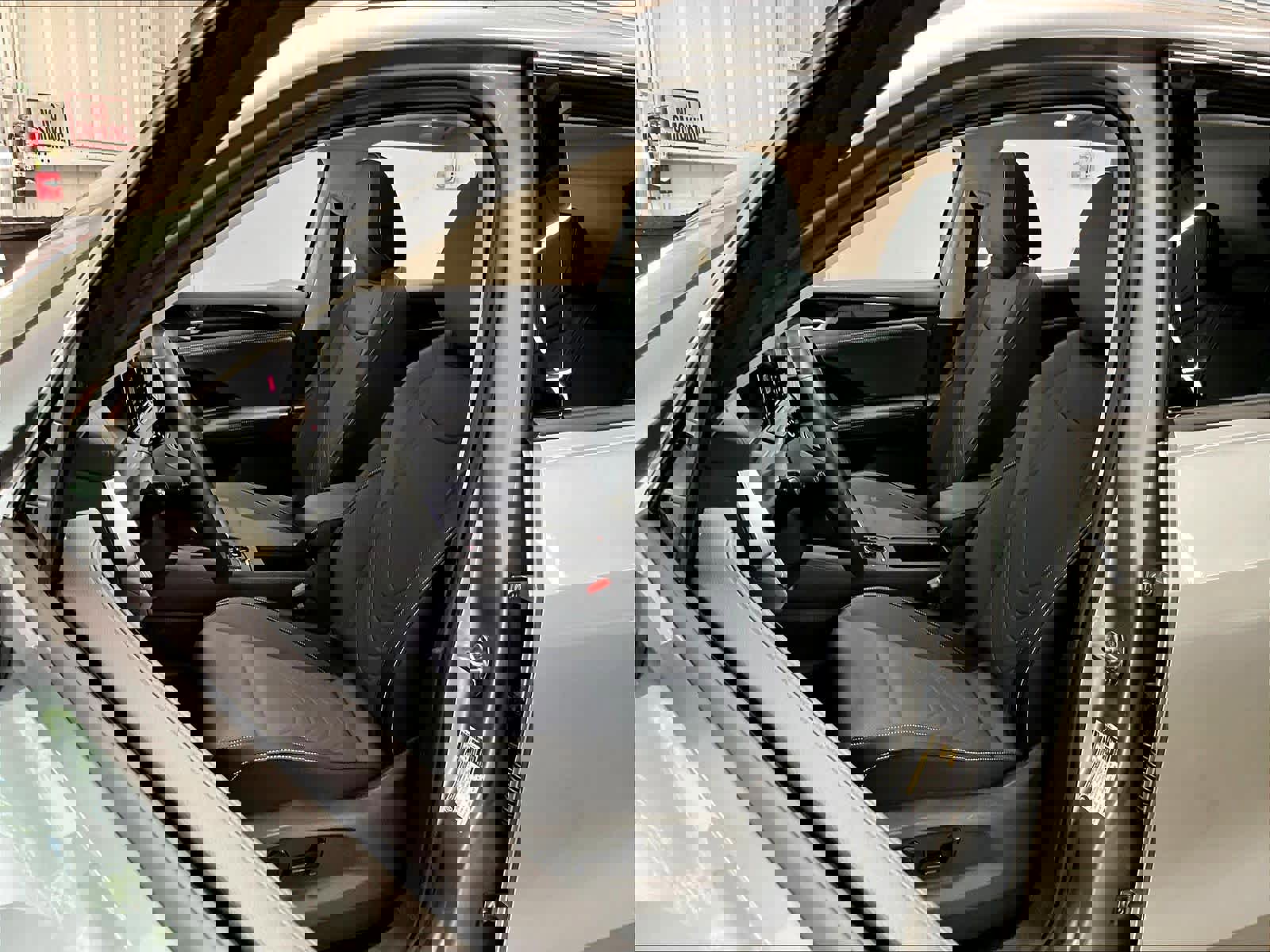 Used 2025 Volkswagen Tiguan SE w/ Panoramic Sunroof Package image 26