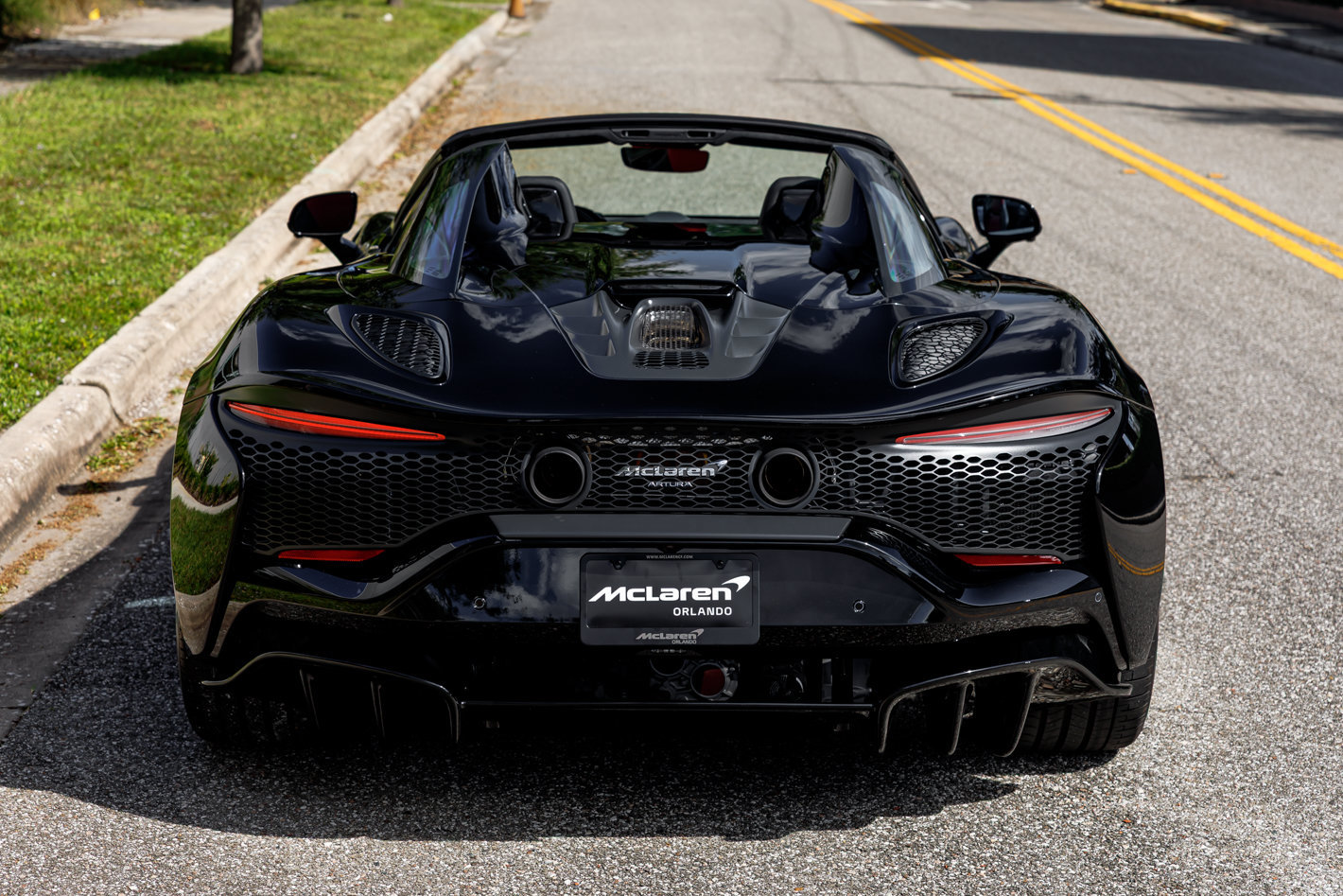 Used 2026 McLaren Artura Spider RWD image 2