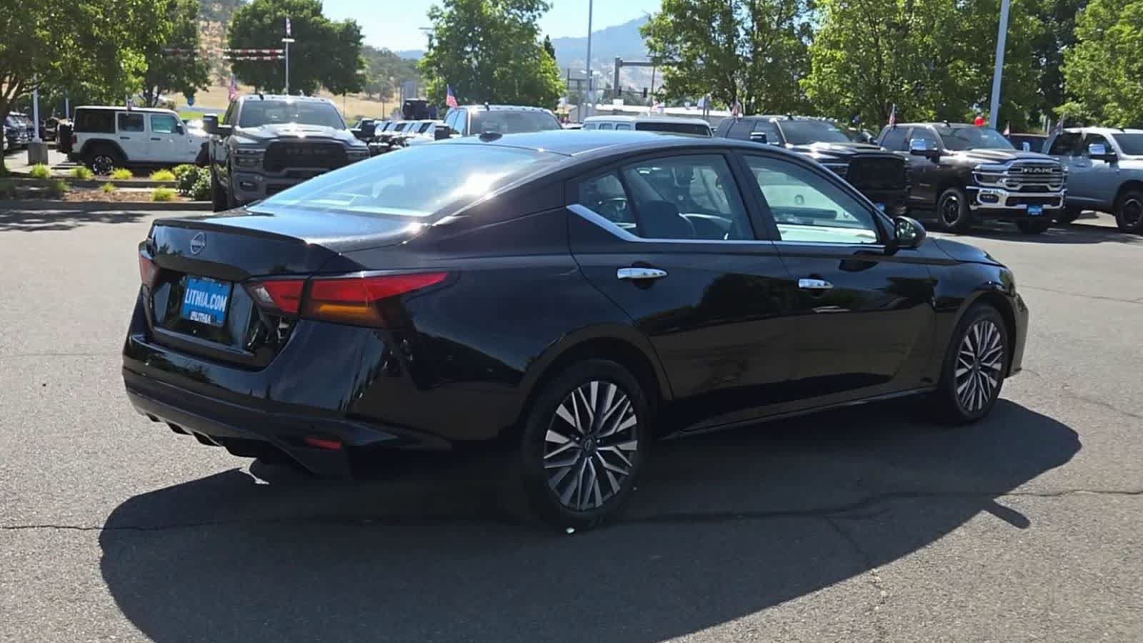 Used 2025 Nissan Altima 2.5 SV FWD image 8