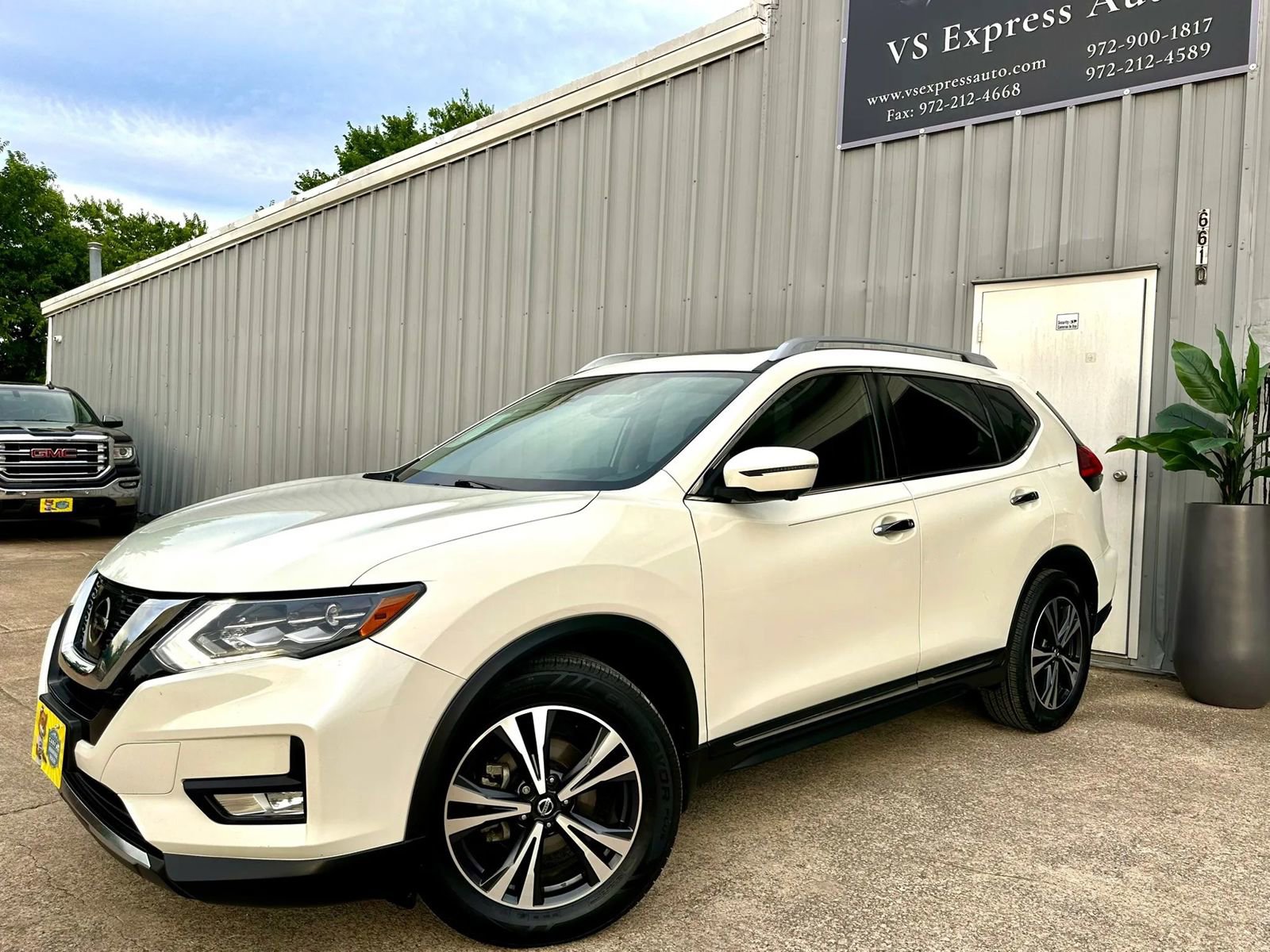 Used 2017 Nissan Rogue SL w/ SL Premium Package FWD image 1