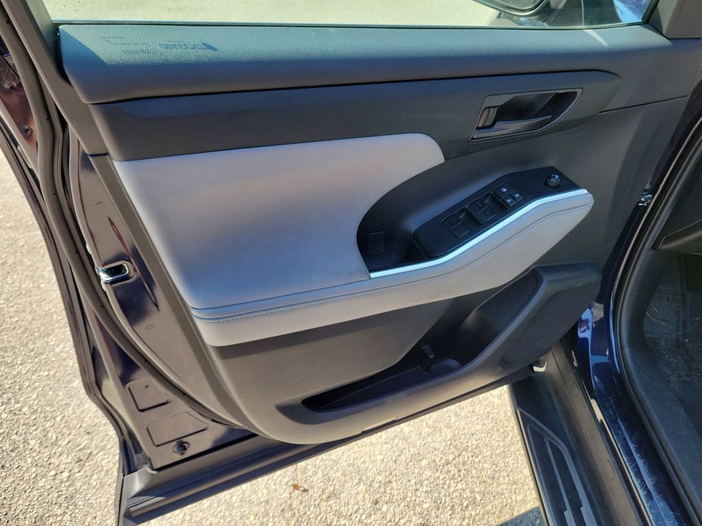 Used 2022 Toyota Highlander LE image 22