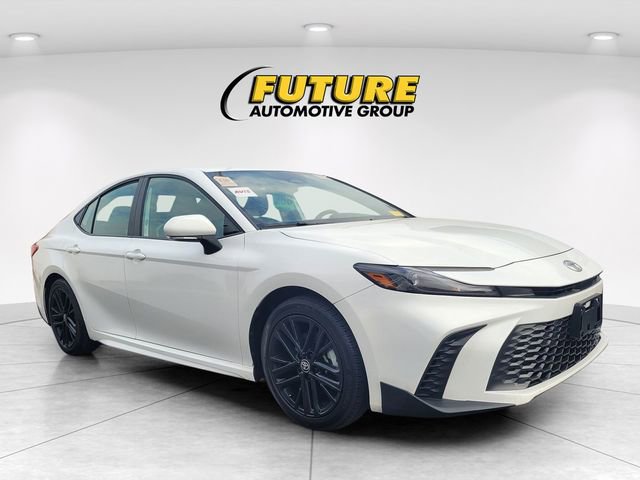 Used 2025 Toyota Camry SE image 1