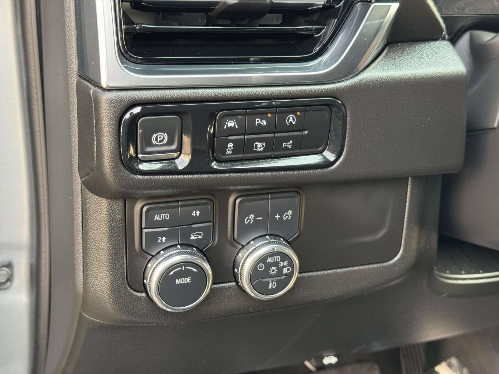 Used 2025 GMC Yukon Denali AWD/4WD image 16