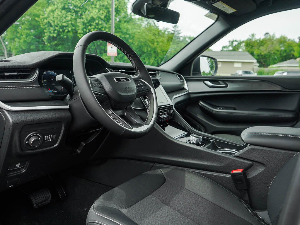 New 2025 Jeep Grand Cherokee Laredo X w/ Luxury Tech Group I image 17