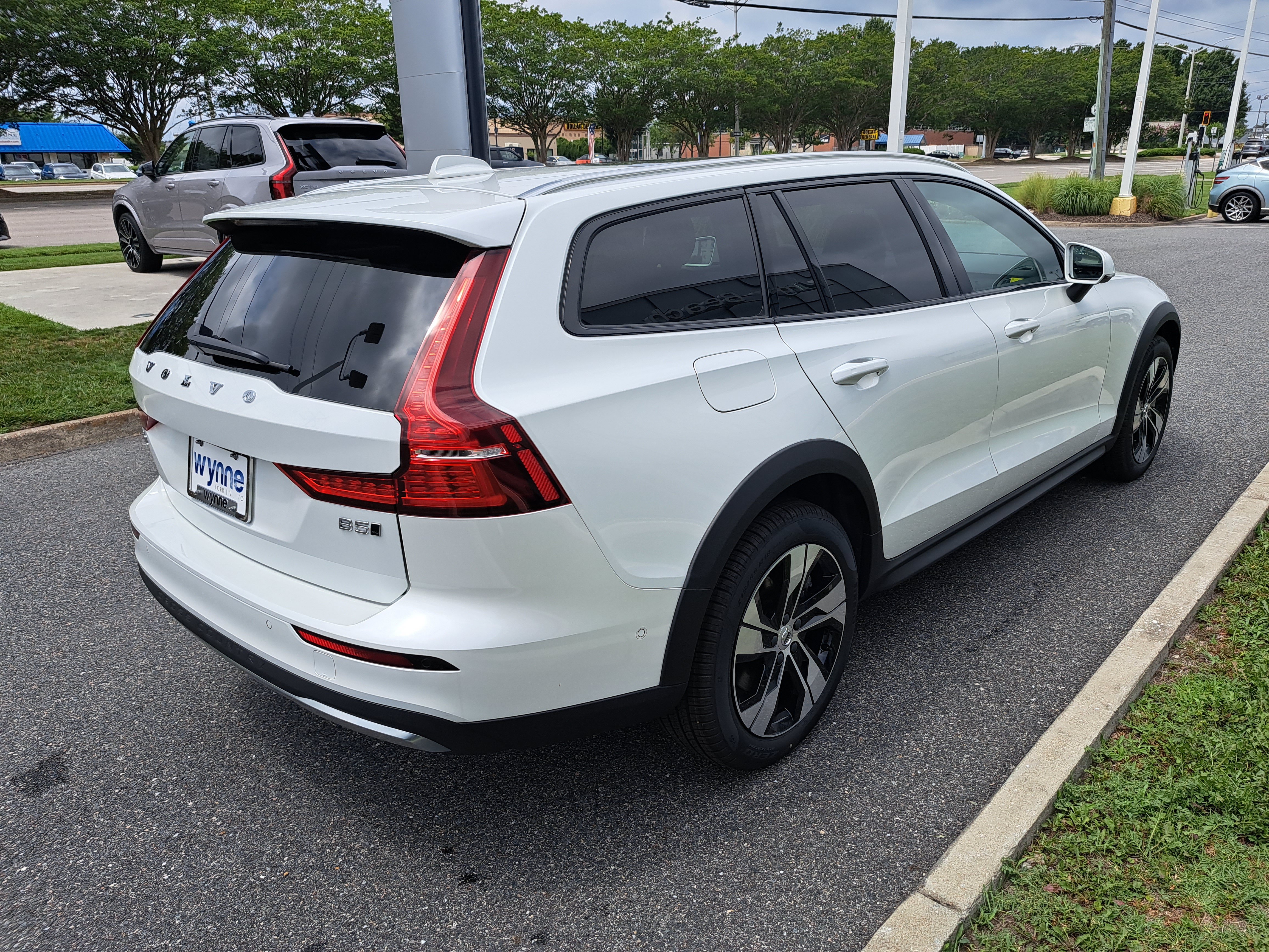 New 2026 Volvo V60 B5 Cross Country Plus w/ Climate Package AWD/4WD image 3
