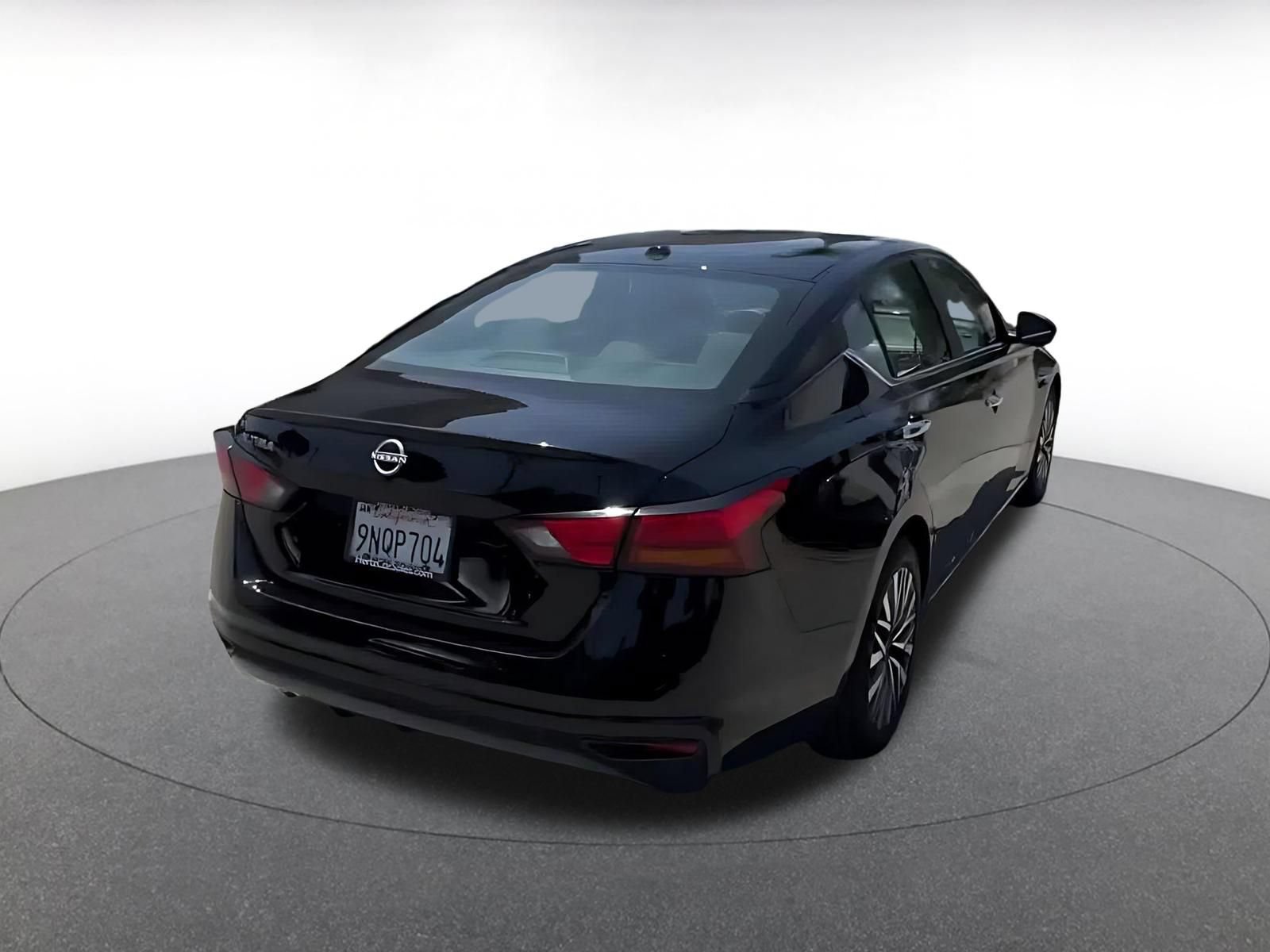 Used 2025 Nissan Altima 2.5 SV FWD image 13