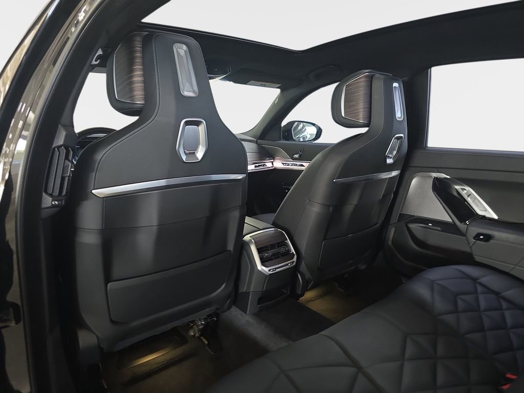 Used 2023 BMW 740i w/ Parking Assistance Package image 16