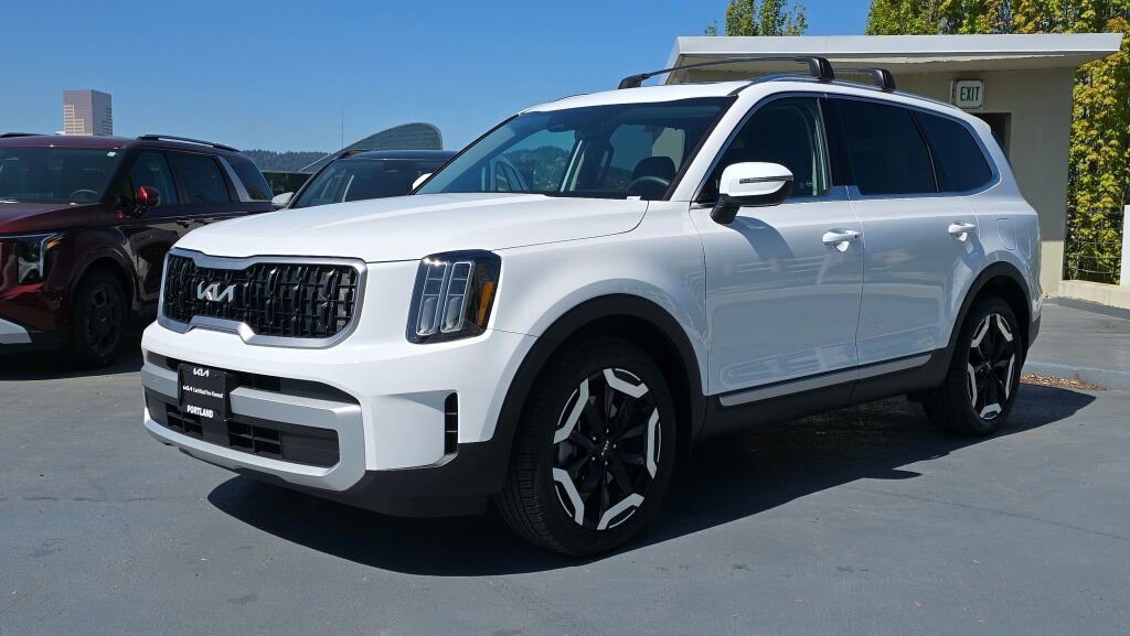 Used 2025 Kia Telluride EX w/ EX Captain's Chair Package AWD/4WD image 7