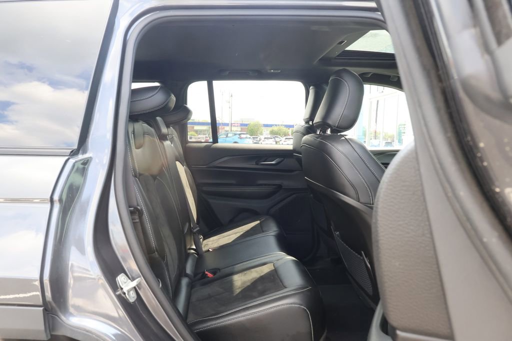 Used 2023 Jeep Grand Cherokee Altitude image 36