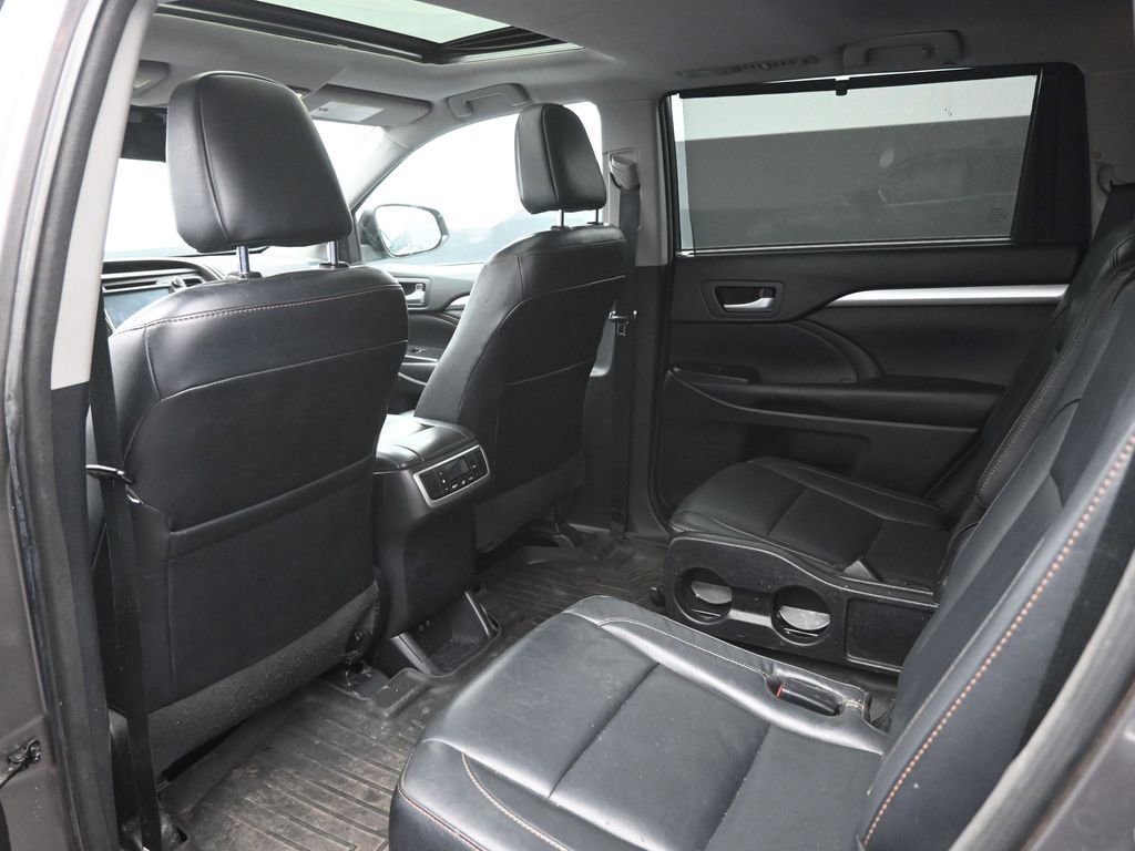 Used 2017 Toyota Highlander XLE AWD/4WD image 22