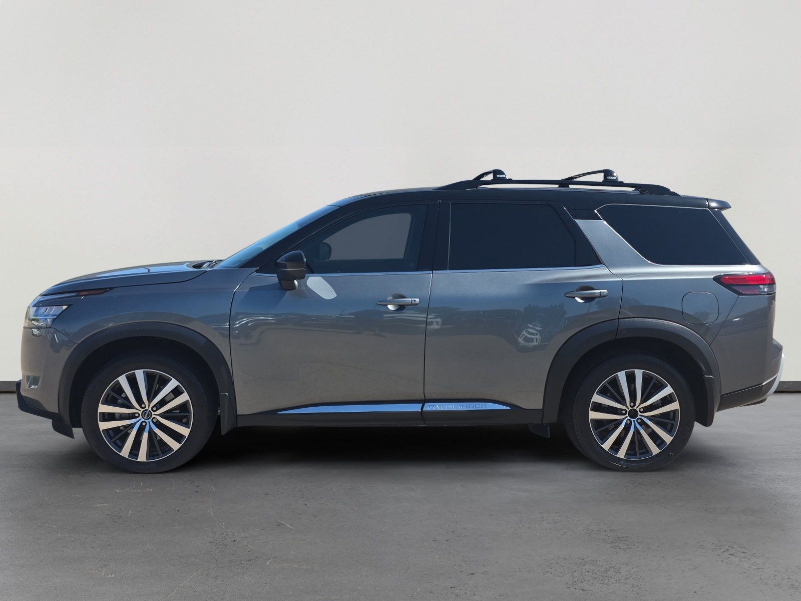 Used 2022 Nissan Pathfinder Platinum w/ Cargo Package AWD/4WD image 2