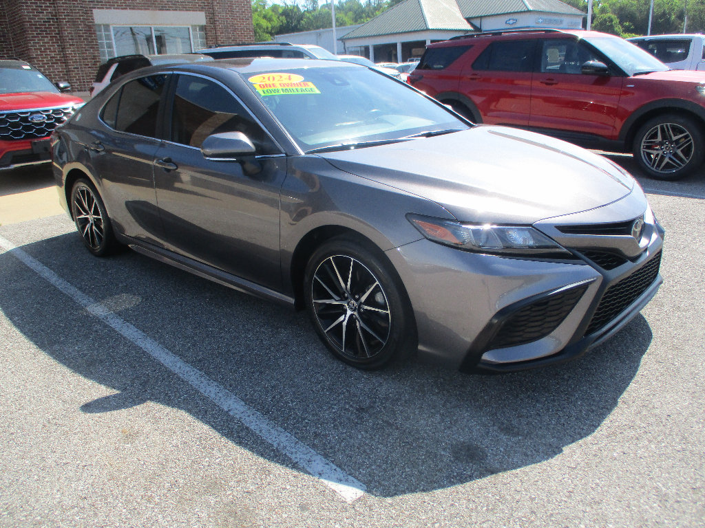 Used 2024 Toyota Camry SE w/ Convenience Package FWD image 1