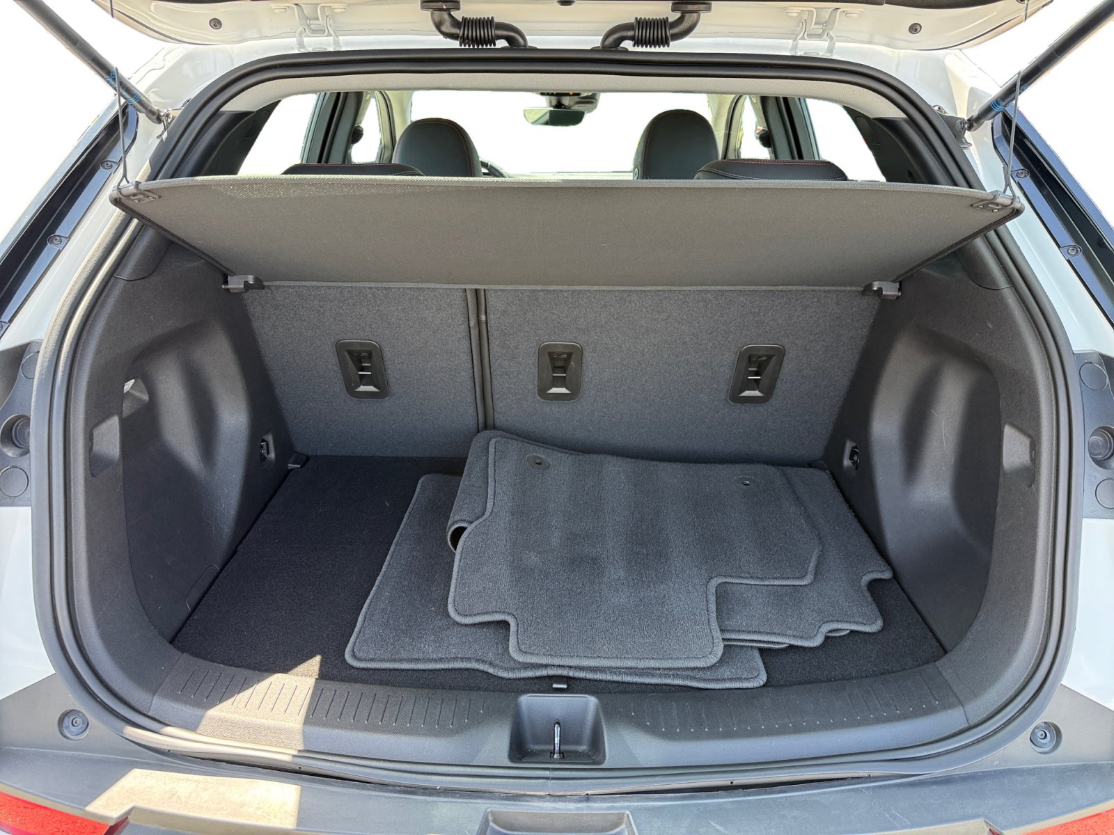Used 2023 Chevrolet Bolt EUV Premier w/ Sun & Sound Package FWD image 17
