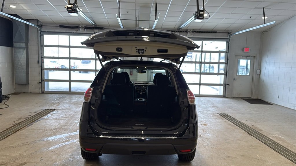 Used 2016 Nissan Rogue SV w/ SV Premium Package image 16