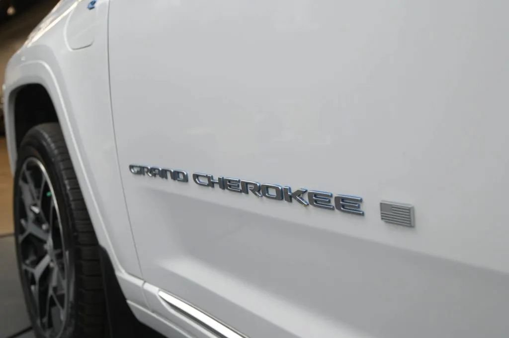 Used 2022 Jeep Grand Cherokee Summit AWD/4WD image 17