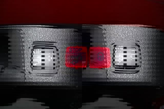 Used 2021 Mercedes-Benz GLB 250 4MATIC w/ Premium Package image 26