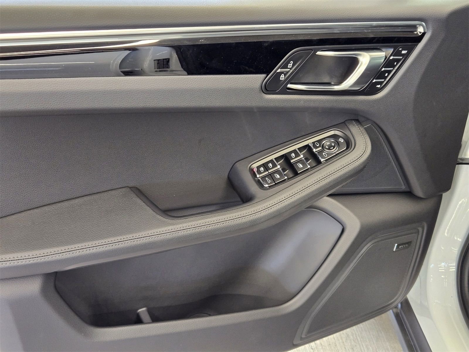 Used 2025 Porsche Macan Base image 14