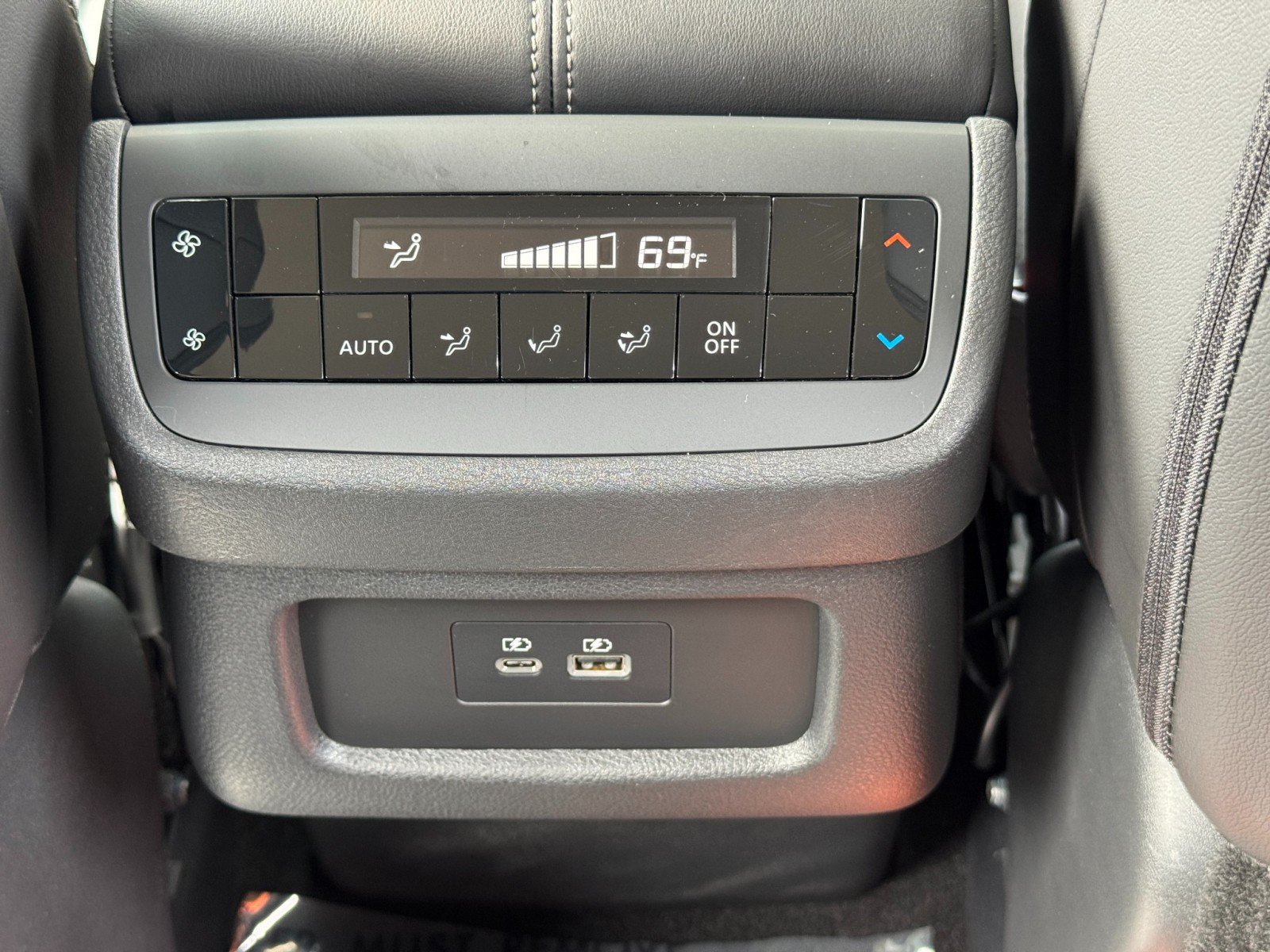 Used 2025 Nissan Pathfinder SL AWD/4WD image 32