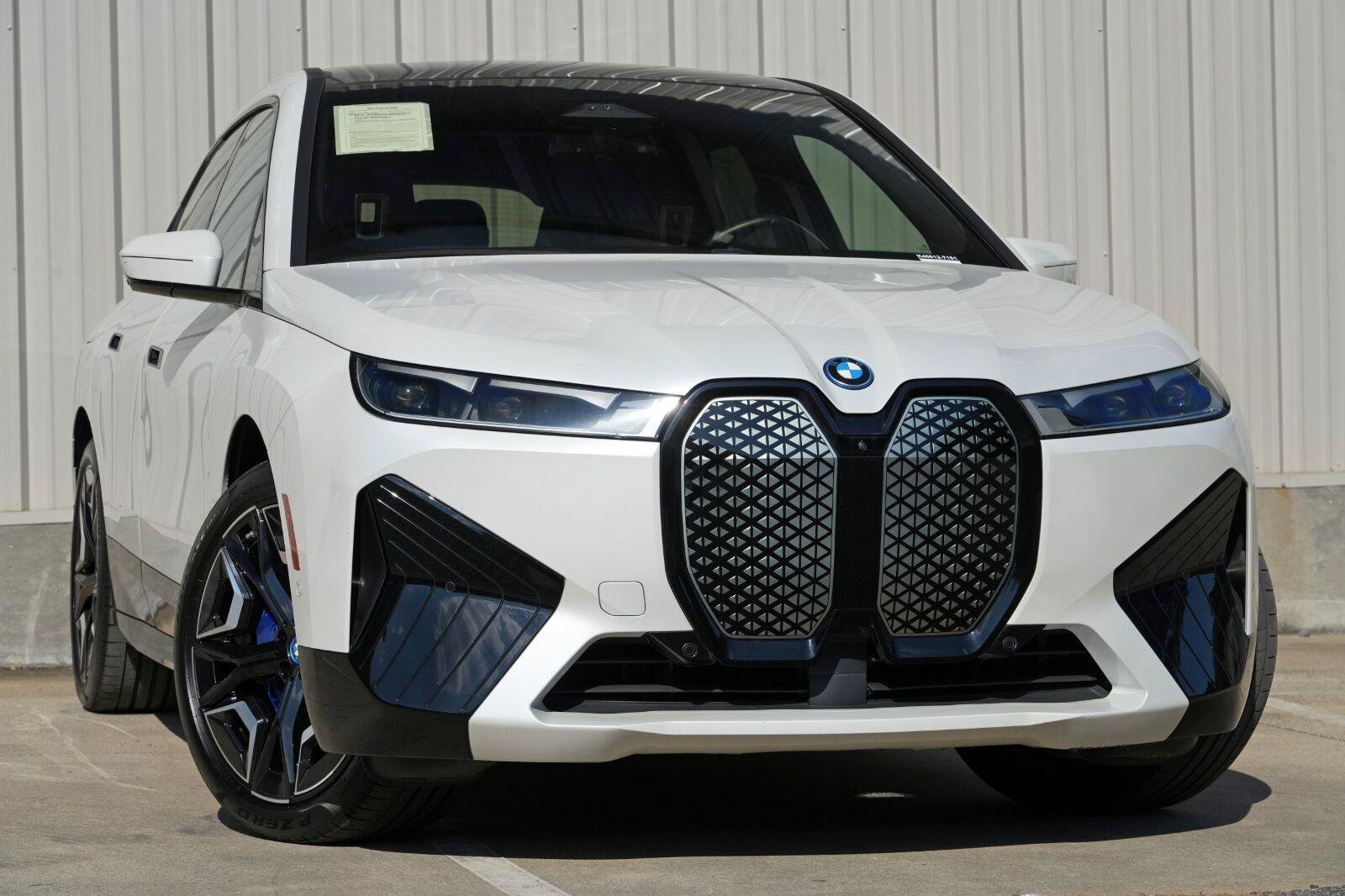 Used 2022 BMW iX xDrive50 w/ Premium Package AWD/4WD image 3