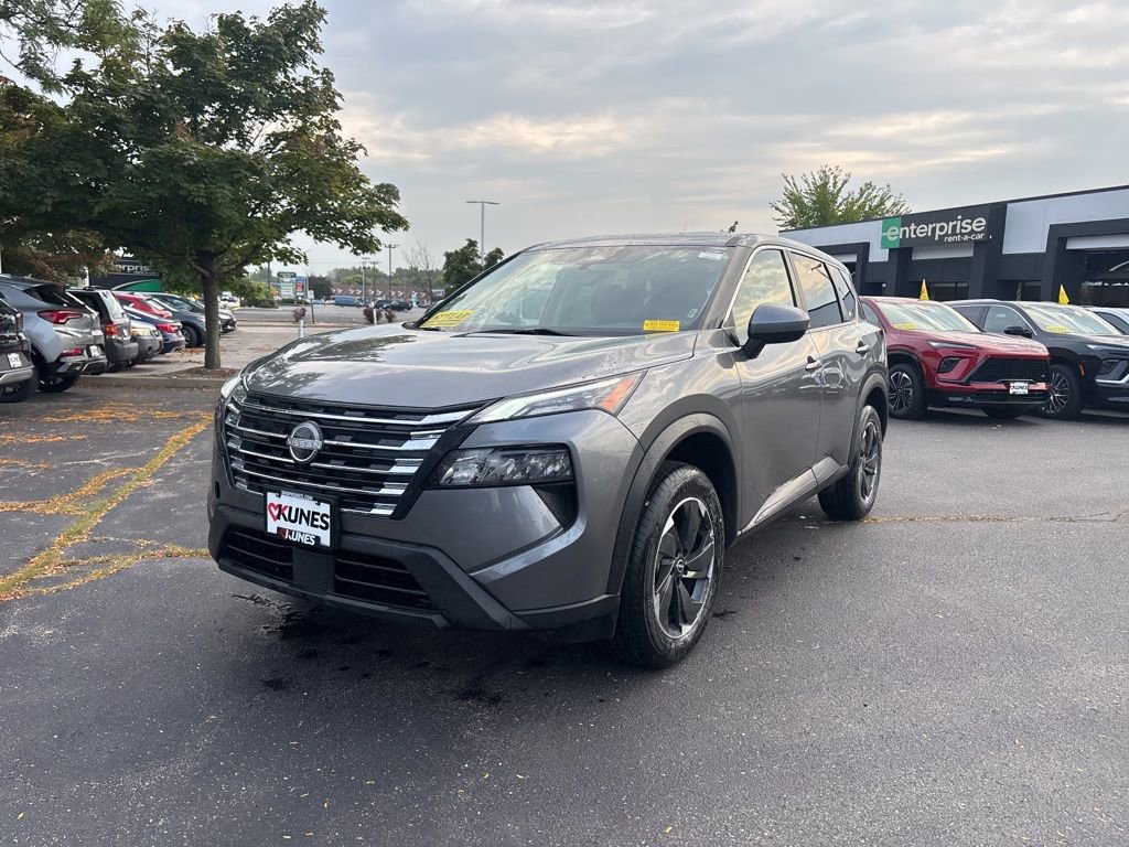 Used 2024 Nissan Rogue SV image 3