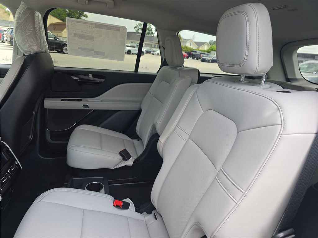 New 2026 Lincoln Aviator 2WD image 12
