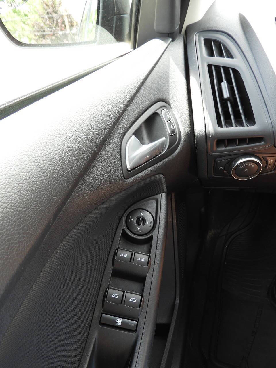 Used 2018 Ford Focus SE FWD image 17