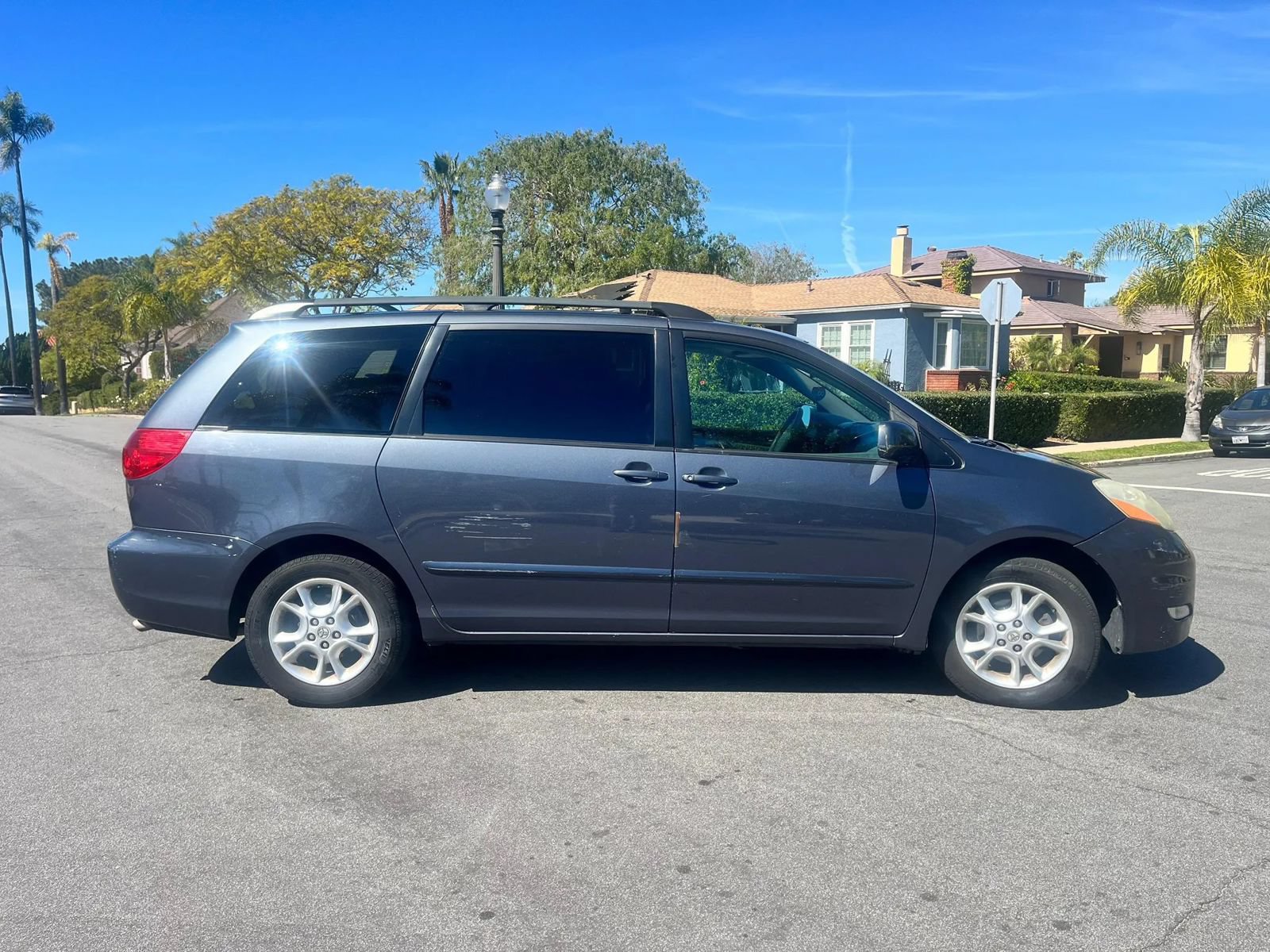 Used 2006 Toyota Sienna XLE w/ XLE Pkg 6 FWD image 2